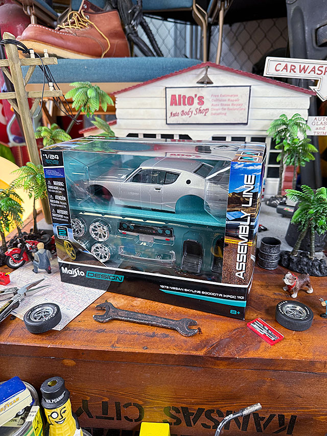 マイスト　自分で組み立てるミニカーキット　日産　スカイライン 2000 GT-R　ケンメリ　KPGC110　ダイキャスト　ミニカー　1/24スケール |  | 01