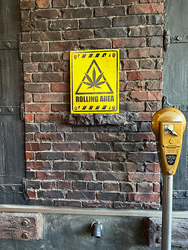 ジョーク看板　マリファナ使用中につき注意　ローリングエリア　ブリキ看板 ■ アメリカン雑貨 アメリカ雑貨 |  | 02