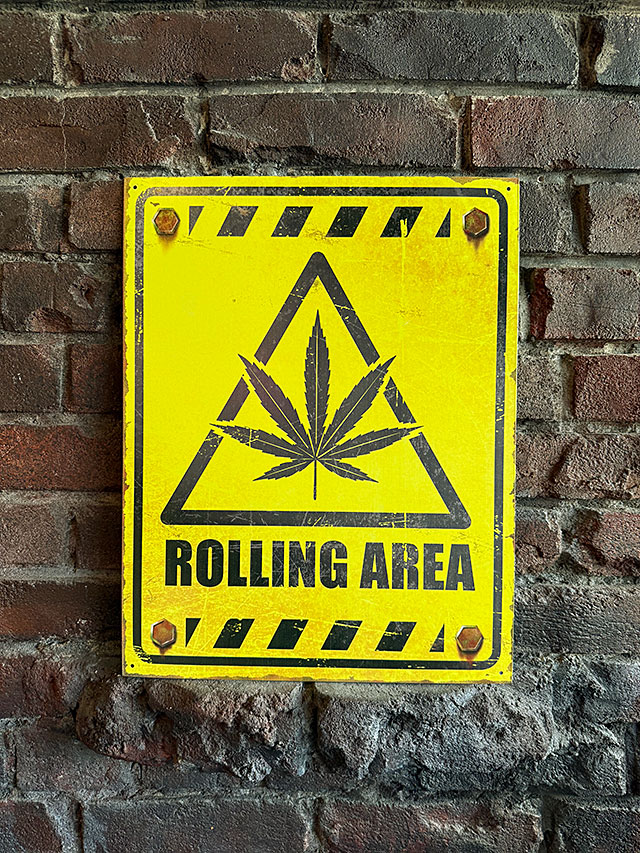 ジョーク看板　マリファナ使用中につき注意　ローリングエリア　ブリキ看板 ■ アメリカン雑貨 アメリカ雑貨 |  | 03