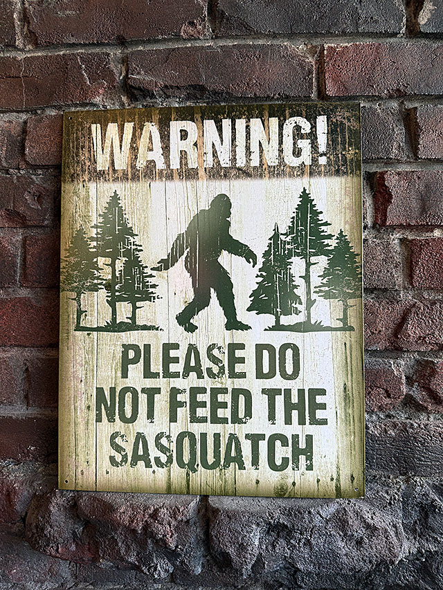 「警告！　ビッグフットにエサをやらないでください」　ブリキ看板　サスカッチ　山男　雪男 ■ アメリカン雑貨 アメリカ雑貨 | 