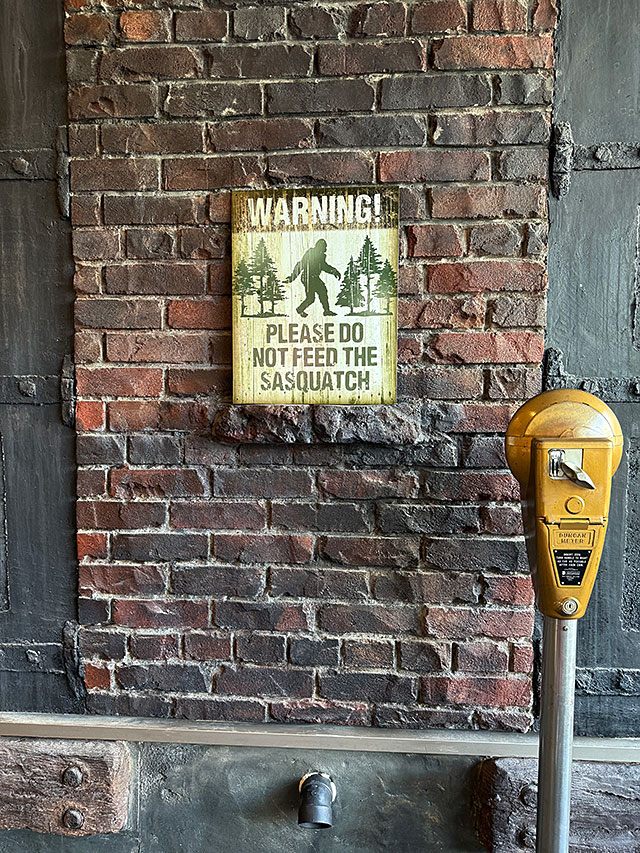 「警告！　ビッグフットにエサをやらないでください」　ブリキ看板　サスカッチ　山男　雪男 ■ アメリカン雑貨 アメリカ雑貨 |  | 02