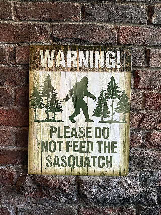 「警告！　ビッグフットにエサをやらないでください」　ブリキ看板　サスカッチ　山男　雪男 ■ アメリカン雑貨 アメリカ雑貨 |  | 03