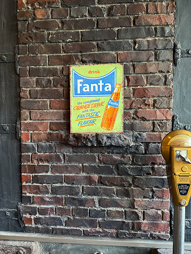 ファンタ　オレンジ　ブリキ看板　（ファンタボトル） ■ アメリカン雑貨 アメリカ雑貨 |  | 03