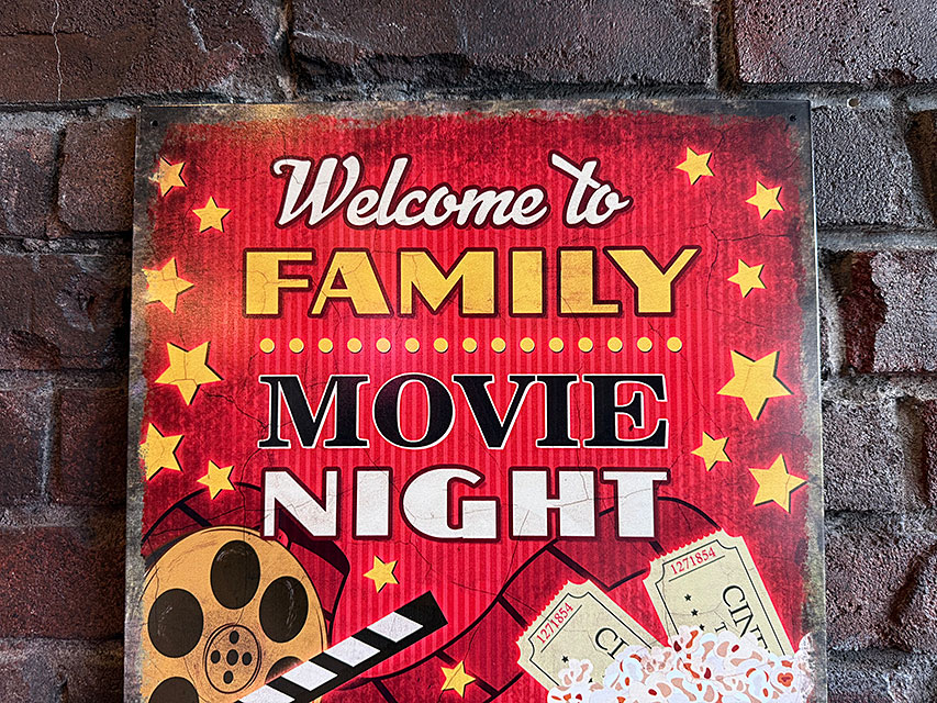 「ファミリー映画鑑賞会にようこそ！」　ブリキ看板 ■ アメリカン雑貨 アメリカ雑貨 |  | 01