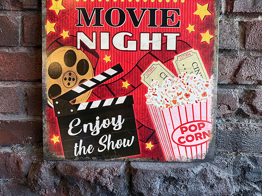 「ファミリー映画鑑賞会にようこそ！」　ブリキ看板 ■ アメリカン雑貨 アメリカ雑貨 |  | 02