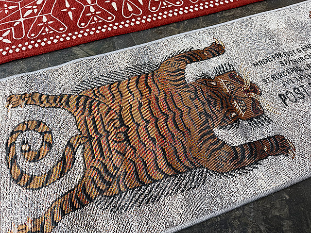 ポストジェネラル　トゥーゴーマット　ロング　チベタンタイガー　180cm×50cm ■ アメリカン雑貨 アメリカ雑貨 |  | 01