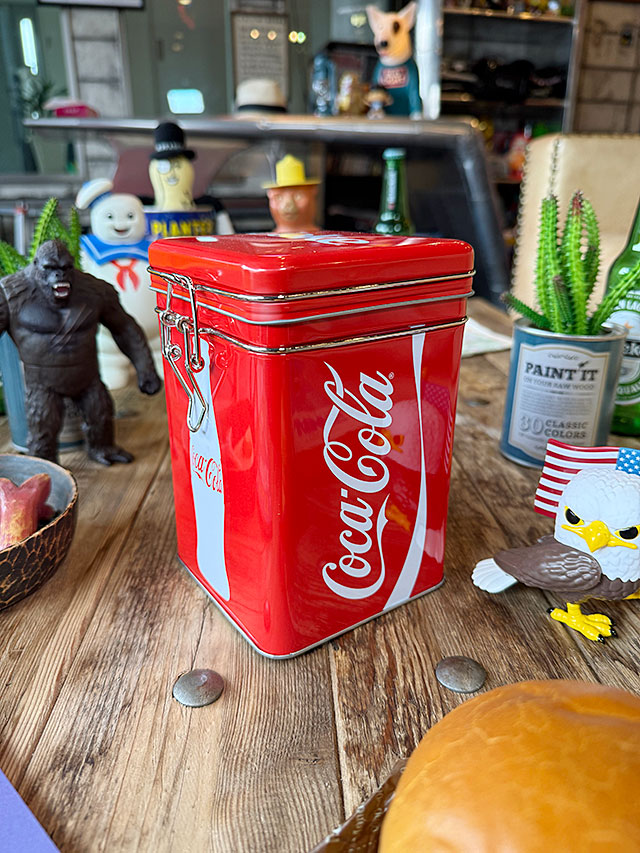コカ・コーラ　キャニスター缶　スクエアタイプ　（コンツアーボトル＆ロゴ） ■ アメリカン雑貨 アメリカ雑貨  爆買 | Coca Cola