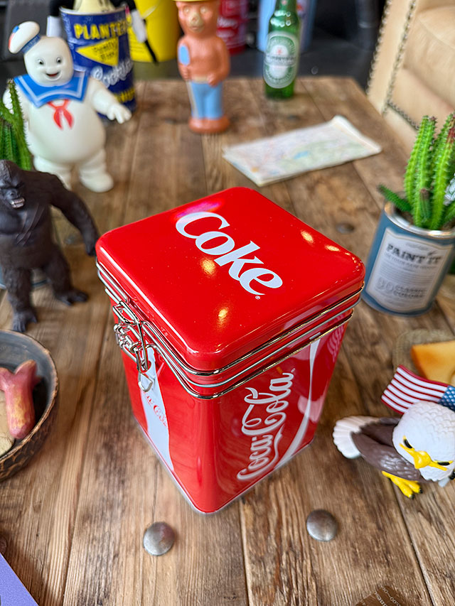コカ・コーラ　キャニスター缶　スクエアタイプ　（コンツアーボトル＆ロゴ） ■ アメリカン雑貨 アメリカ雑貨  爆買 | Coca Cola | 01