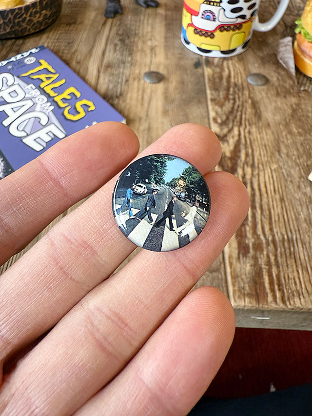 ビートルズ　アビイロード　オフィシャル　缶バッジ　ABBEY ROAD ■ アメリカン雑貨 アメリカ雑貨 |  | 01