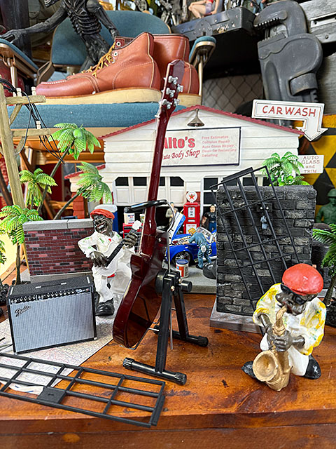 ローリングストーンズ　キース・リチャーズ　1981　ゼマイティス　マカブラ　オフィシャル　ミニギター　レプリカ　1/4　スタンド付き |  | 03