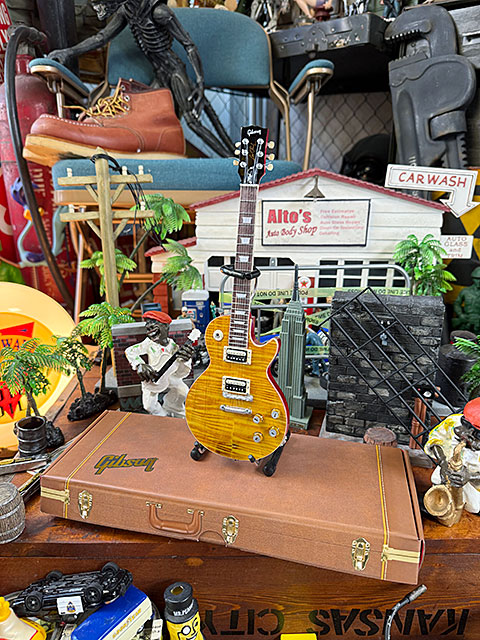 ギブソン　スラッシュ　ヴィクトリア　レスポール　スタンダード　アパタイト　オフィシャル　ミニギター　レプリカ　1/4スケール |  | 08