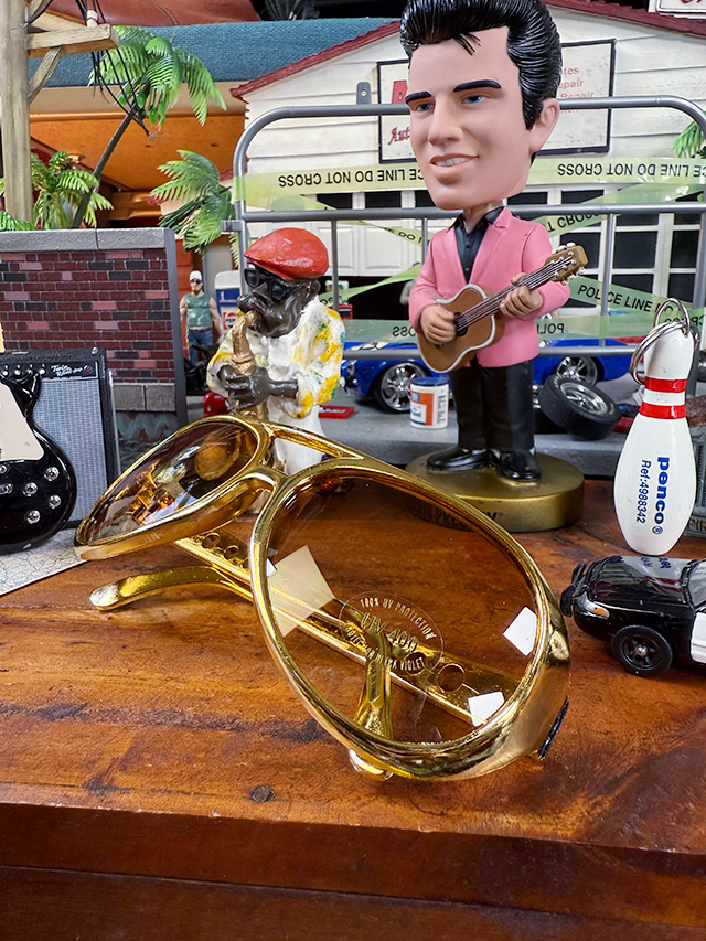 ロックンロールキング　サングラス　（ゴールド）　エルヴィス・プレスリー　変身　変装　コスプレ ■ アメリカン雑貨 アメリカ雑貨 |  | 01