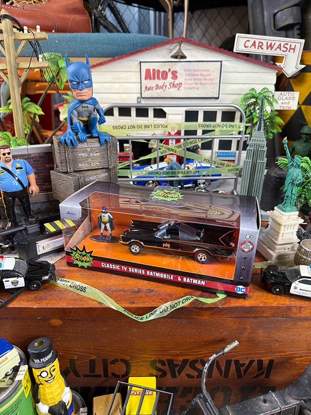 Jada　クラシックTVシリーズ　1966年　テレビ版　バットマン　バットモービル　ダイキャストミニカー　1/32　（バットマンフィギュア付き） |  | 07