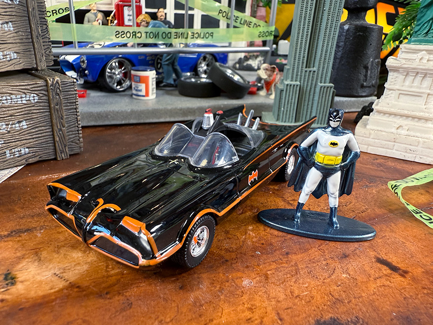 Jada　クラシックTVシリーズ　1966年　テレビ版　バットマン　バットモービル　ダイキャストミニカー　1/32　（バットマンフィギュア付き） | 