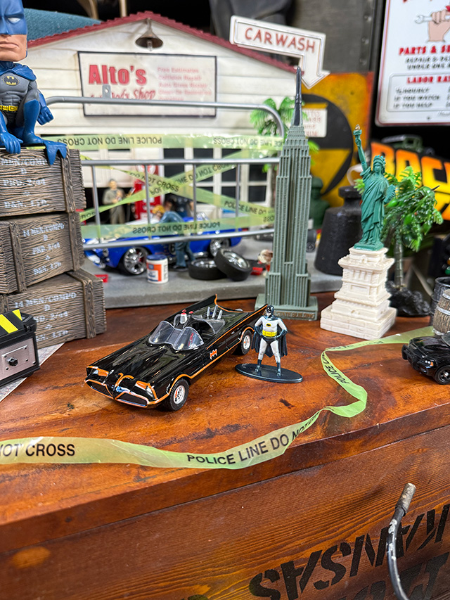 Jada　クラシックTVシリーズ　1966年　テレビ版　バットマン　バットモービル　ダイキャストミニカー　1/32　（バットマンフィギュア付き） |  | 08