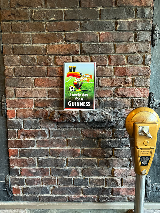 ギネスビール ミニブリキ看板 (フットボール)...の詳細画像1