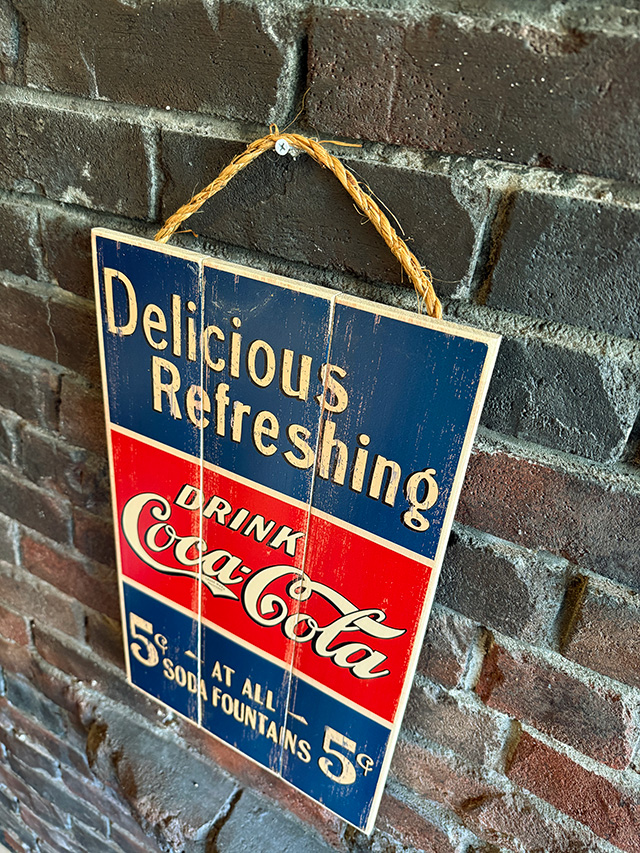 コカ・コーラ　ハンギング　ウッドサイン　（Delicious & Refreshing） ■ アメリカン雑貨 アメリカ雑貨 | Coca Cola | 01