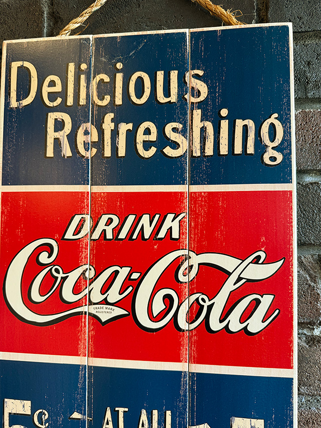コカ・コーラ　ハンギング　ウッドサイン　（Delicious & Refreshing） ■ アメリカン雑貨 アメリカ雑貨 | Coca Cola | 02