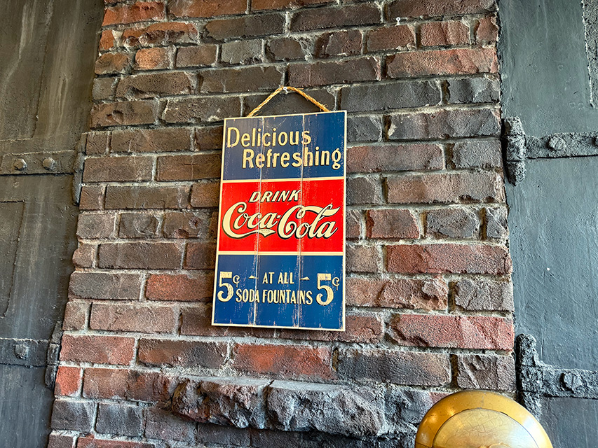 コカ・コーラ　ハンギング　ウッドサイン　（Delicious & Refreshing） ■ アメリカン雑貨 アメリカ雑貨 | Coca Cola | 04