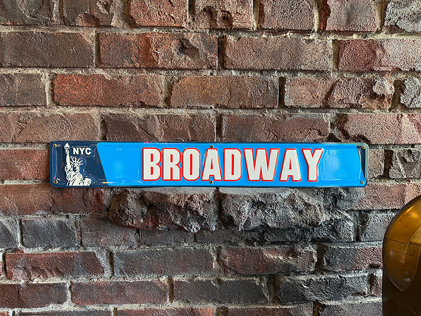 ブロードウェイ　エンボス　ストリートサイン　ブリキ看板 ■ アメリカン雑貨 アメリカ雑貨 | 