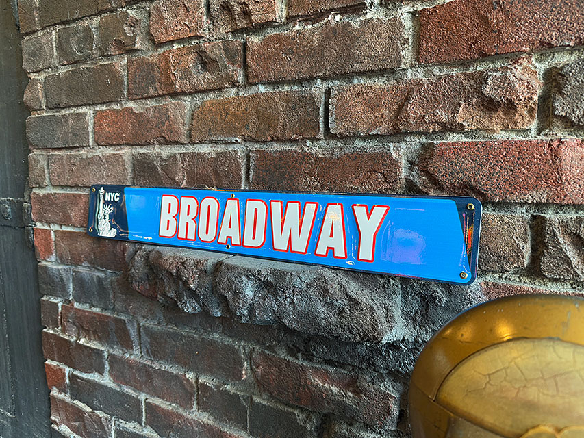 ブロードウェイ　エンボス　ストリートサイン　ブリキ看板 ■ アメリカン雑貨 アメリカ雑貨 |  | 04