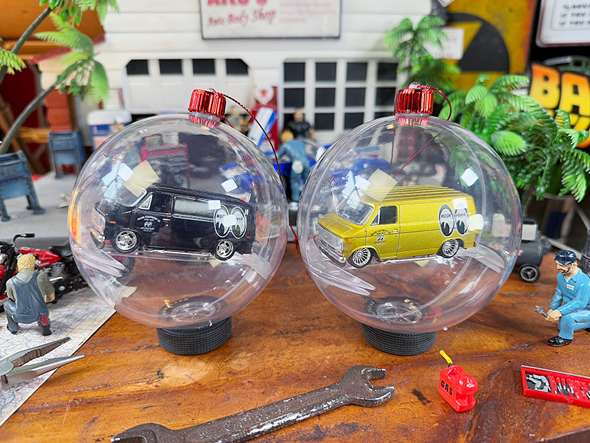 ムーンアイズ限定　M2　ミニカー　クリスマスオーナメント　1971年　シボレー　バン　G10　1/64スケール　（2台セット） | 