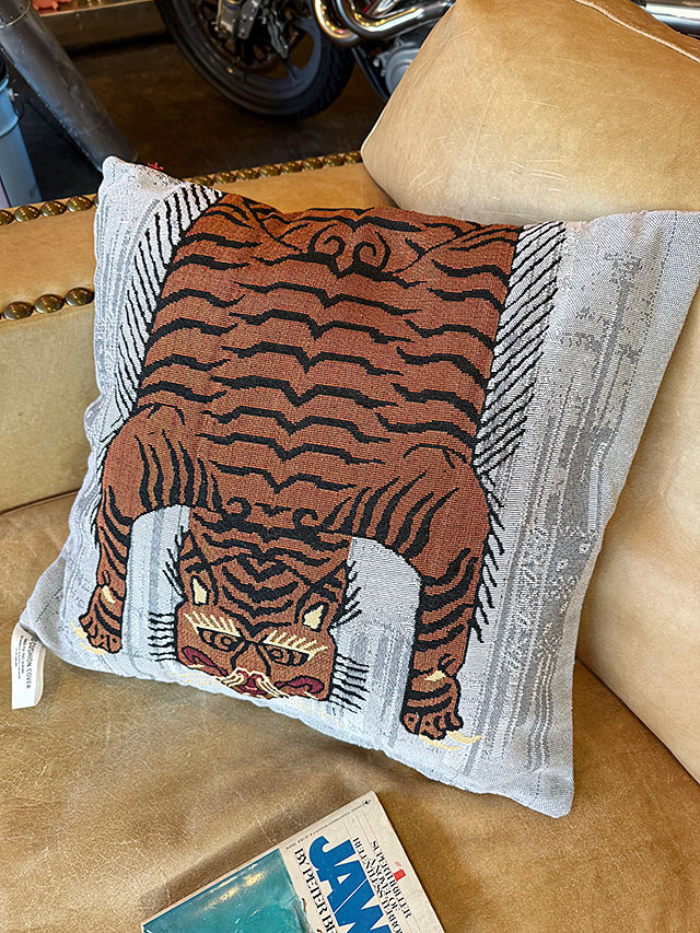 ポストジェネラル　チベタン　タイガー　クッション ■ アメリカン雑貨 アメリカ雑貨 |  | 01