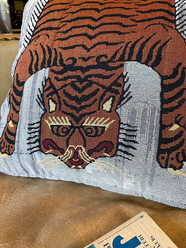 ポストジェネラル　チベタン　タイガー　クッション ■ アメリカン雑貨 アメリカ雑貨 |  | 02