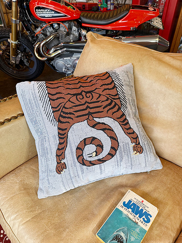 ポストジェネラル　チベタン　タイガー　クッション ■ アメリカン雑貨 アメリカ雑貨 |  | 03
