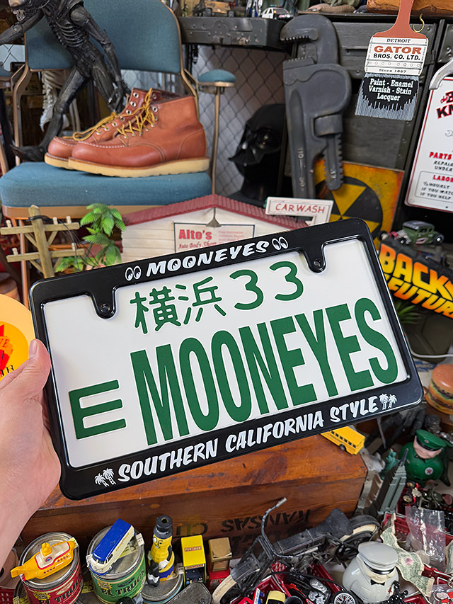 MOONEYES製　NEWスタンダード　ナンバープレートフレーム　（サザンカリフォルニアスタイル）　単品　新基準適用タイプ　公道使用可 |  | 06