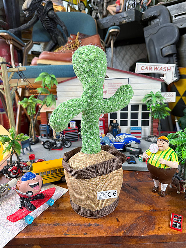 SNSで話題沸騰！　おどって、かなでて、ものまねする♪　陽気なサボテン　ダンシングアミーゴ　メロディ120曲収録 |  | 02