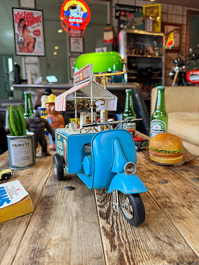 信頼も高い ビール屋さんの移動販売車 三輪スクーター ブリキオブジェ 自動車
