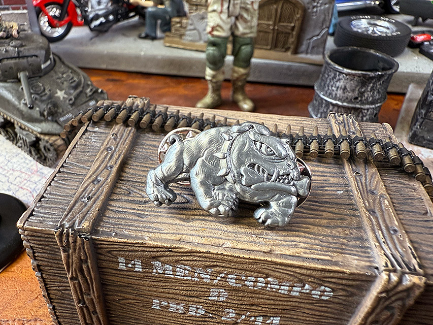 ミリタリーピンバッジ　（マリーンブルドッグ） ■ アメリカン雑貨 アメリカ雑貨 | 