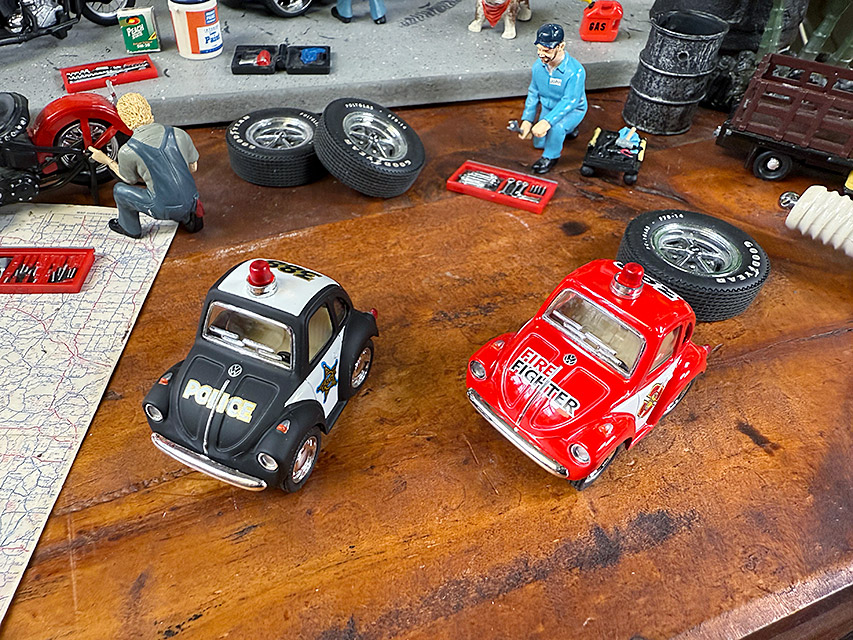 ファニー　クラシックビートル　ポリスカー＆消防車　ダイキャストミニカー　（2台セット） ■ アメリカン雑貨 アメリカ雑貨 |  | 01