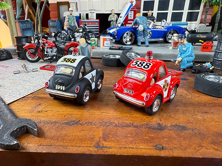 ファニー　クラシックビートル　ポリスカー＆消防車　ダイキャストミニカー　（2台セット） ■ アメリカン雑貨 アメリカ雑貨 |  | 04