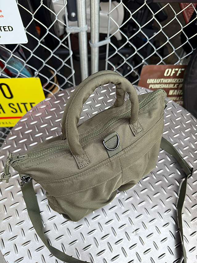 米軍タイプ　ミニ　ヘルメットバッグ　（オリーブ）　2WAYバッグ　ショルダーストラップ付き　トートバッグ |  | 02
