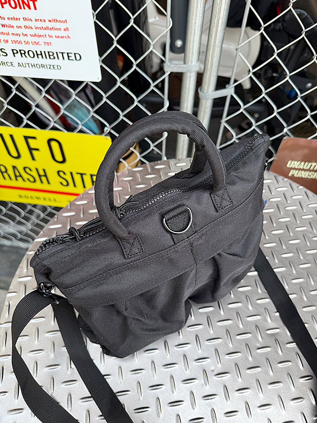 米軍タイプ　ミニ　ヘルメットバッグ　（ブラック）　2WAYバッグ　ショルダーストラップ付き　トートバッグ |  | 02