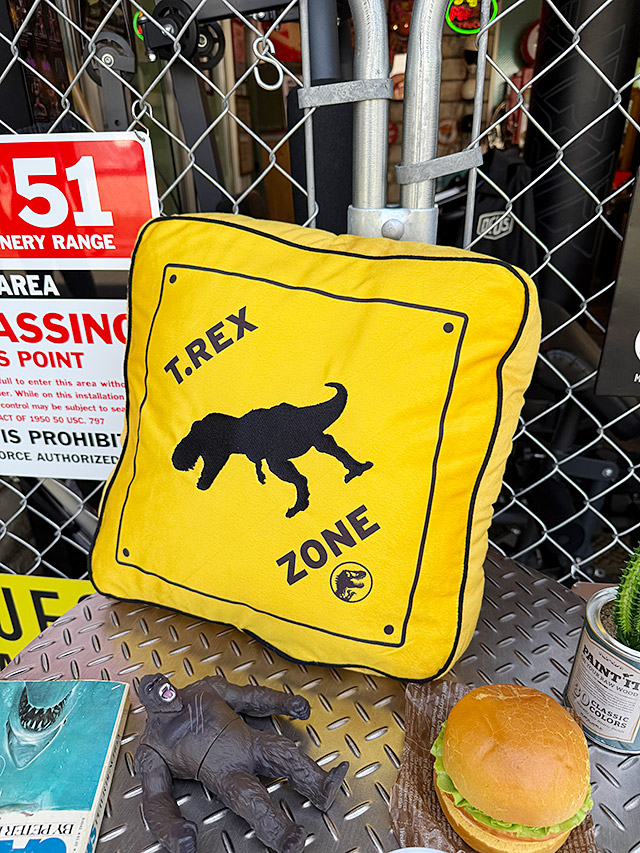 ジュラシックワールド　パークサイン　クッション　（Tレックスゾーン）　ジュラシックパーク　オフィシャルグッズ 爆買 | 