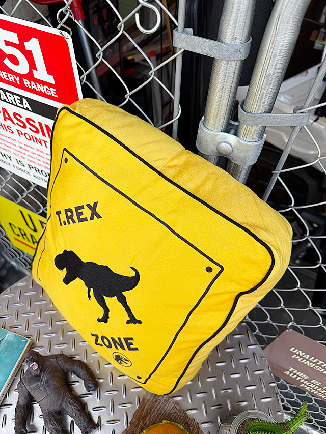 ジュラシックワールド　パークサイン　クッション　（Tレックスゾーン）　ジュラシックパーク　オフィシャルグッズ 爆買 |  | 01