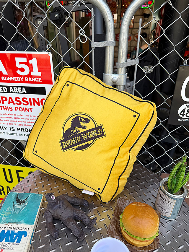 ジュラシックワールド　パークサイン　クッション　（Tレックスゾーン）　ジュラシックパーク　オフィシャルグッズ 爆買 |  | 02