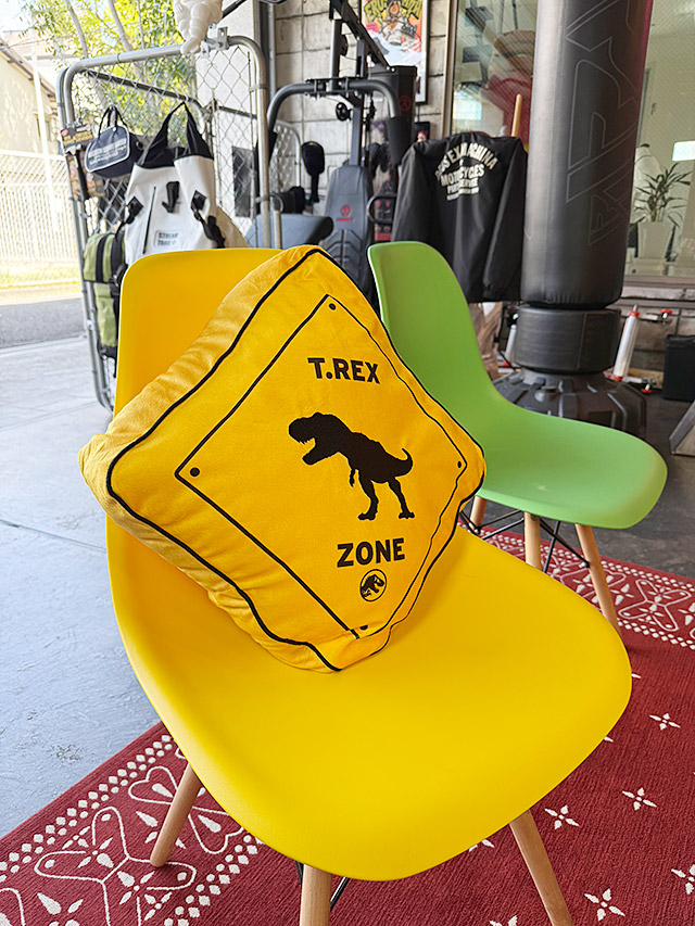 ジュラシックワールド　パークサイン　クッション　（Tレックスゾーン）　ジュラシックパーク　オフィシャルグッズ 爆買 |  | 03