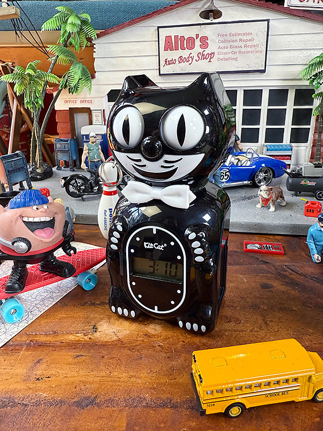 目玉がキョロキョロ動く！　キットキャット　デジタルアラームクロック　（クラシックブラック）　MADE IN U.S.A.　置き時計　アラーム機能 | 