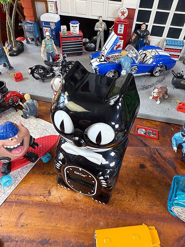 目玉がキョロキョロ動く！　キットキャット　デジタルアラームクロック　（クラシックブラック）　MADE IN U.S.A.　置き時計　アラーム機能 |  | 01