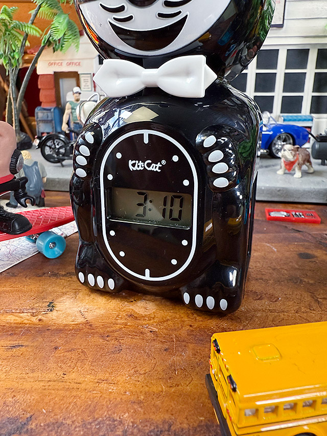 目玉がキョロキョロ動く！　キットキャット　デジタルアラームクロック　（クラシックブラック）　MADE IN U.S.A.　置き時計　アラーム機能 |  | 03