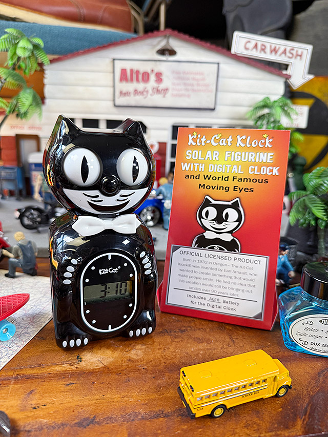 目玉がキョロキョロ動く！　キットキャット　デジタルアラームクロック　（クラシックブラック）　MADE IN U.S.A.　置き時計　アラーム機能 |  | 06