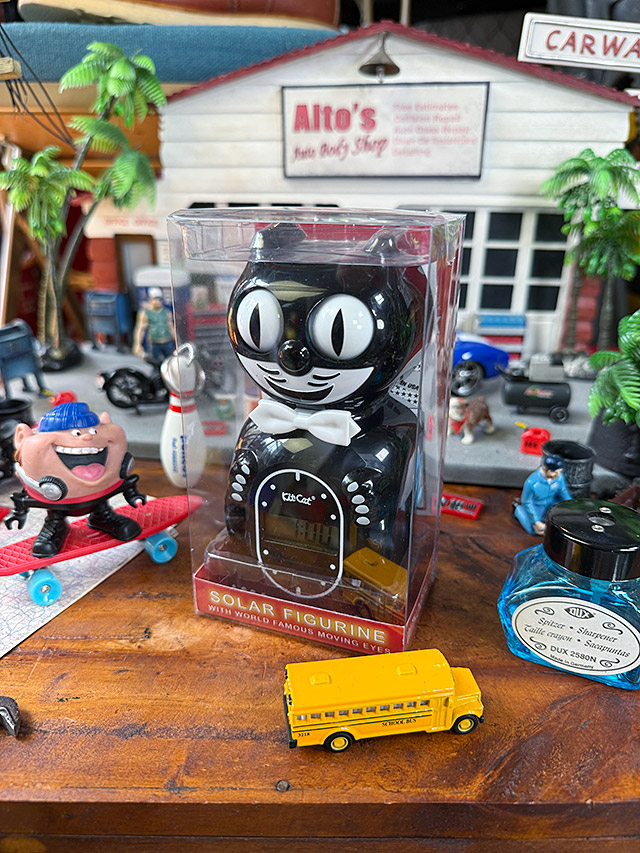 目玉がキョロキョロ動く！　キットキャット　デジタルアラームクロック　（クラシックブラック）　MADE IN U.S.A.　置き時計　アラーム機能 |  | 08