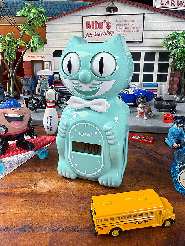 目玉がキョロキョロ動く！　キットキャット　デジタルアラームクロック　（オーシャンウェーブ）　MADE IN U.S.A.　置き時計　アラーム機能 | 