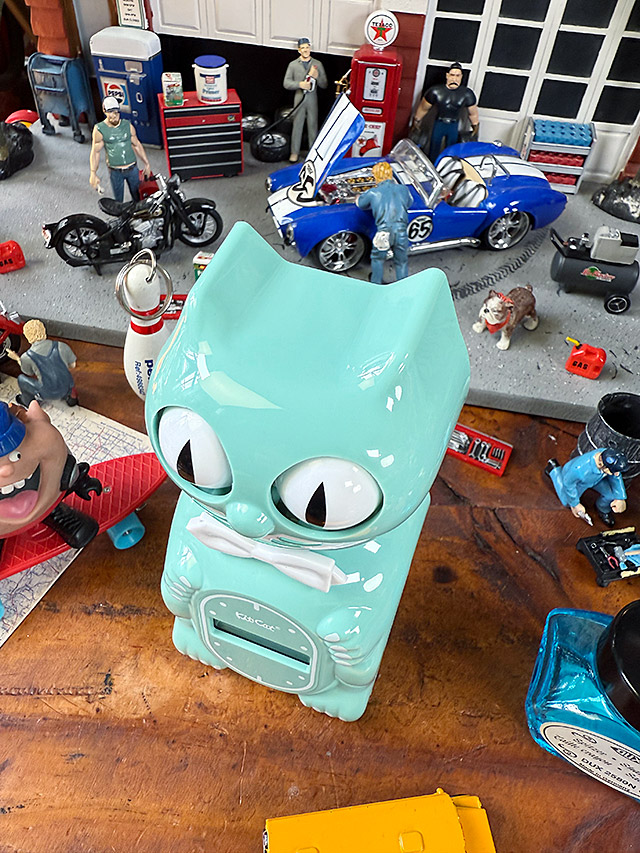 目玉がキョロキョロ動く！　キットキャット　デジタルアラームクロック　（オーシャンウェーブ）　MADE IN U.S.A.　置き時計　アラーム機能 |  | 01