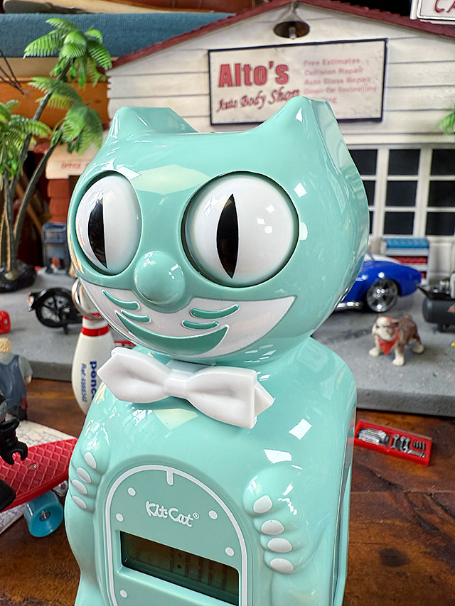 目玉がキョロキョロ動く！　キットキャット　デジタルアラームクロック　（オーシャンウェーブ）　MADE IN U.S.A.　置き時計　アラーム機能 |  | 02