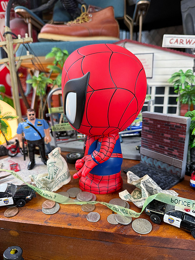 スパイダーマン　バンク Amazon.com: Spider-Man PVC Figural Bank : Toys & Games